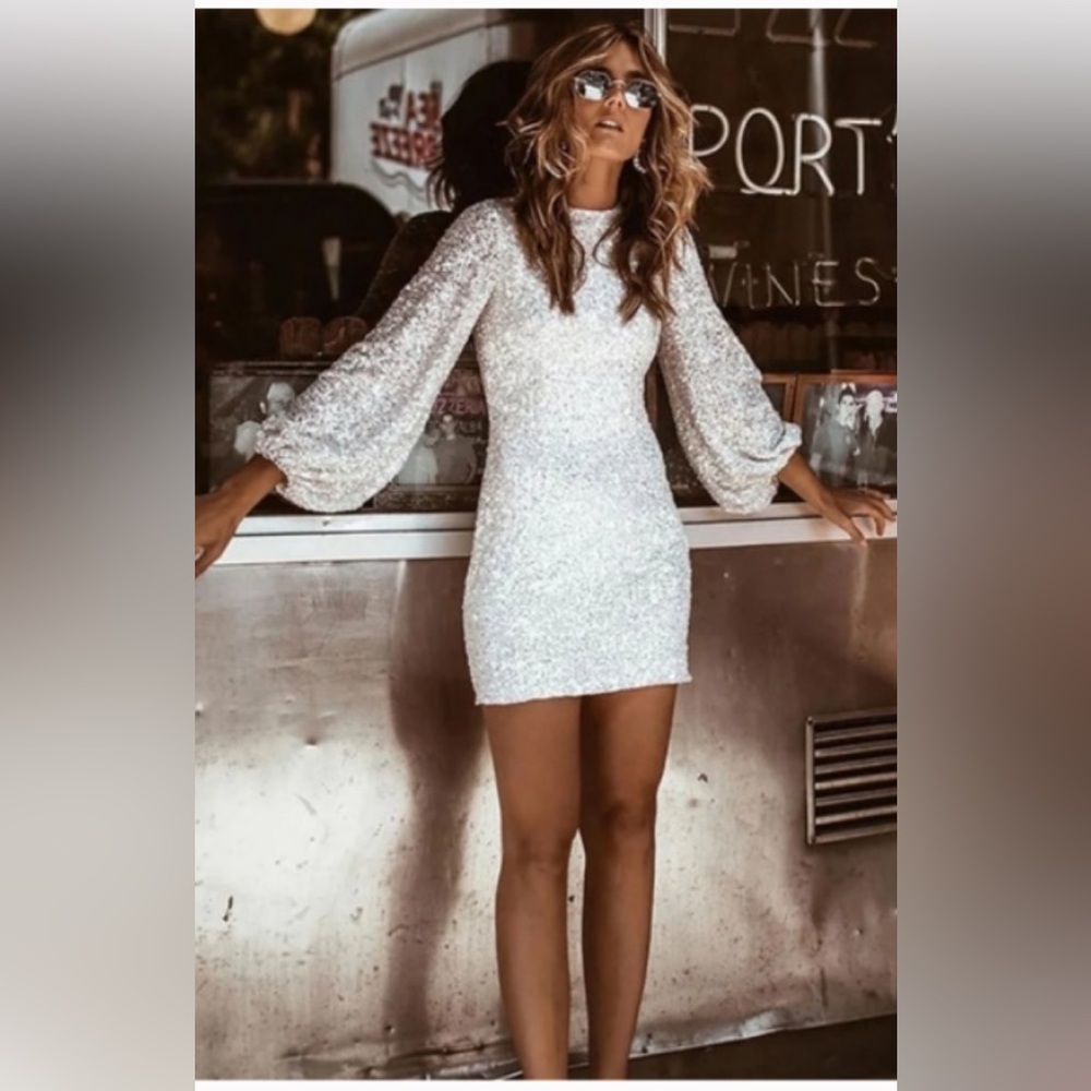 $190 Rosedress stunning white sequin mini dress with long sleeves Stretchy S / M